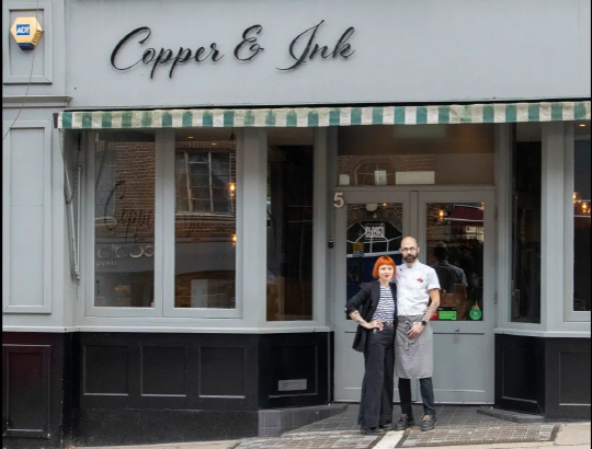 '코퍼&잉크(Copper&Ink)' 레스토랑을 운영하다 치솟은 전기요금으로 인해 폐업을 선언한 유명 셰프 토니 로드와 그의 아내 베키.